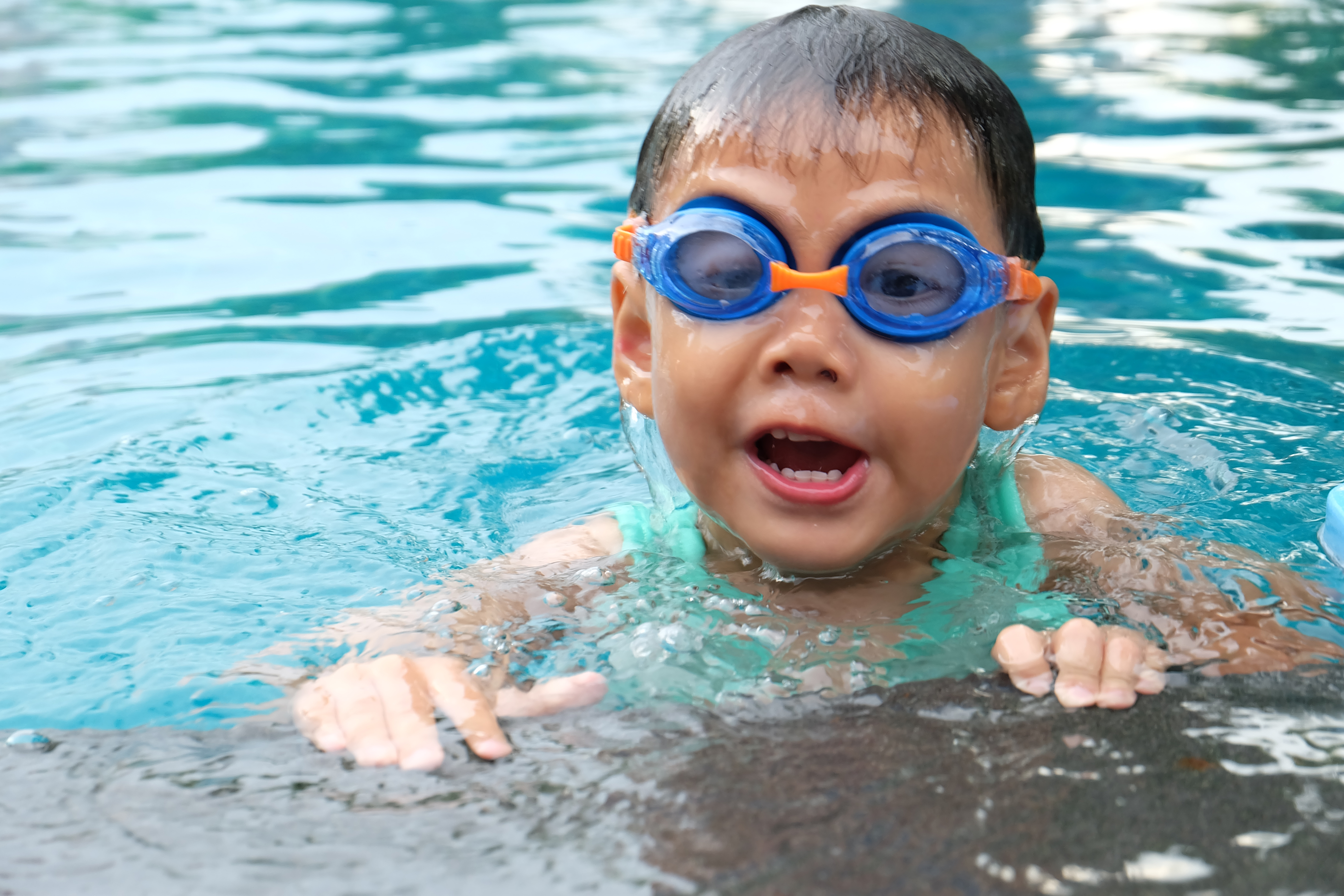 toddlers_swimming_with_goggles